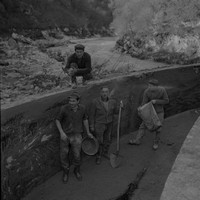 Foto di gruppo durante la pulizia della Roggia