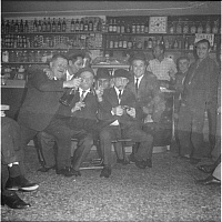 Ritrovo tra amici al bar 